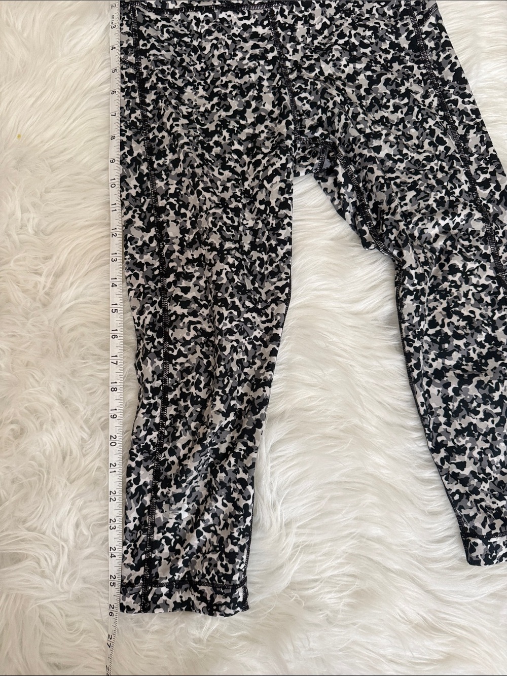 Under Armour Women’s Black & Gray Printed Capri Leggings Size Small - Picture 7 of 8